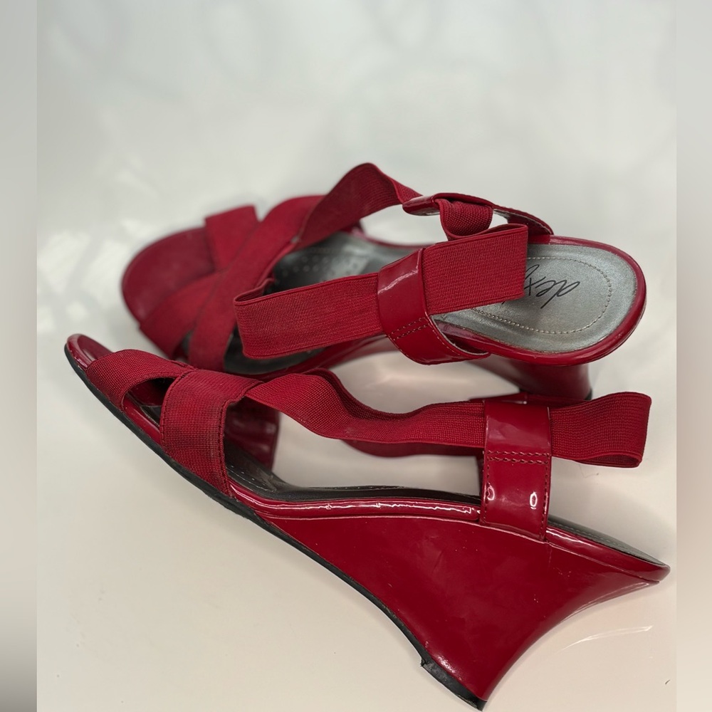 Small wedge heel, comfy patent leather w elastic straps